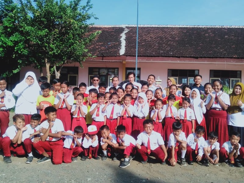 salam salaman siswa dengan guru