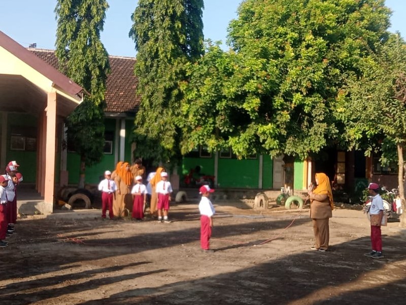UPACARA RUTIN HARI SENIN